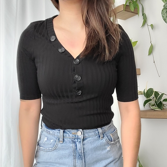 Black ribbed v-neck button neckline top - Picture 1 of 2